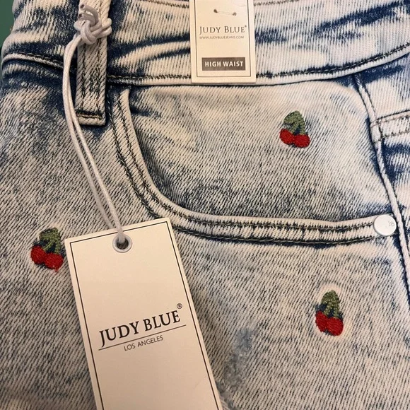 NWT Judy Blue Light Wash Denim Shorts with Cherry Embroidery, Size 1x - Picture 3 of 7